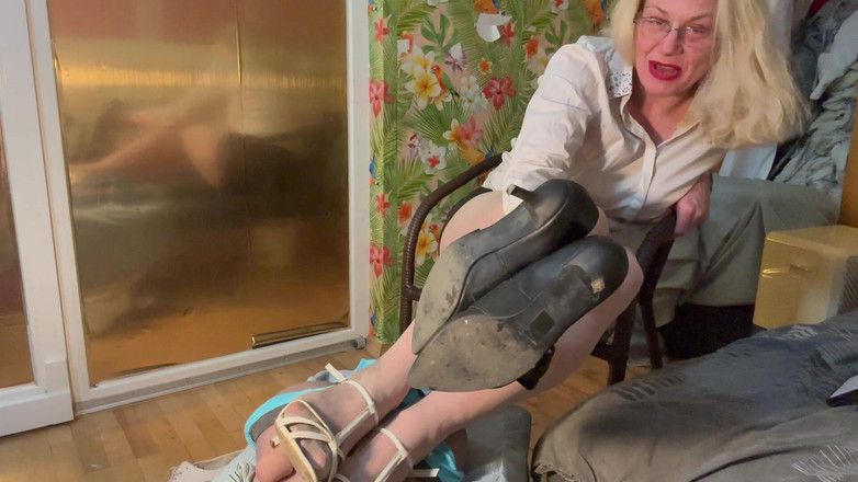Putarankahotmilf: Втомлена бізнес-жінка розслабляє ноги на його опуклості, показує свої брудні туфлі