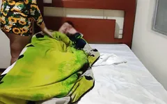 继母来到我的房间，看看他是否生病了，并给他错误的药丸，她的继子有一个更勃起的，她最终是做爱的