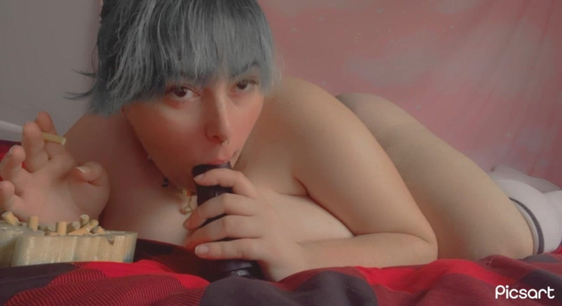 Mushroombitchx: Cewek ini lagi asik nyepong sambil topless
