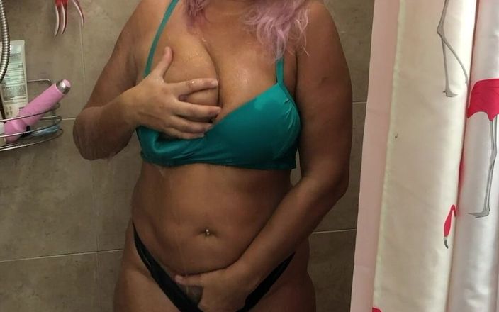 Dominator13: Sexy esposa directamente de la playa para enjuagar la ducha...