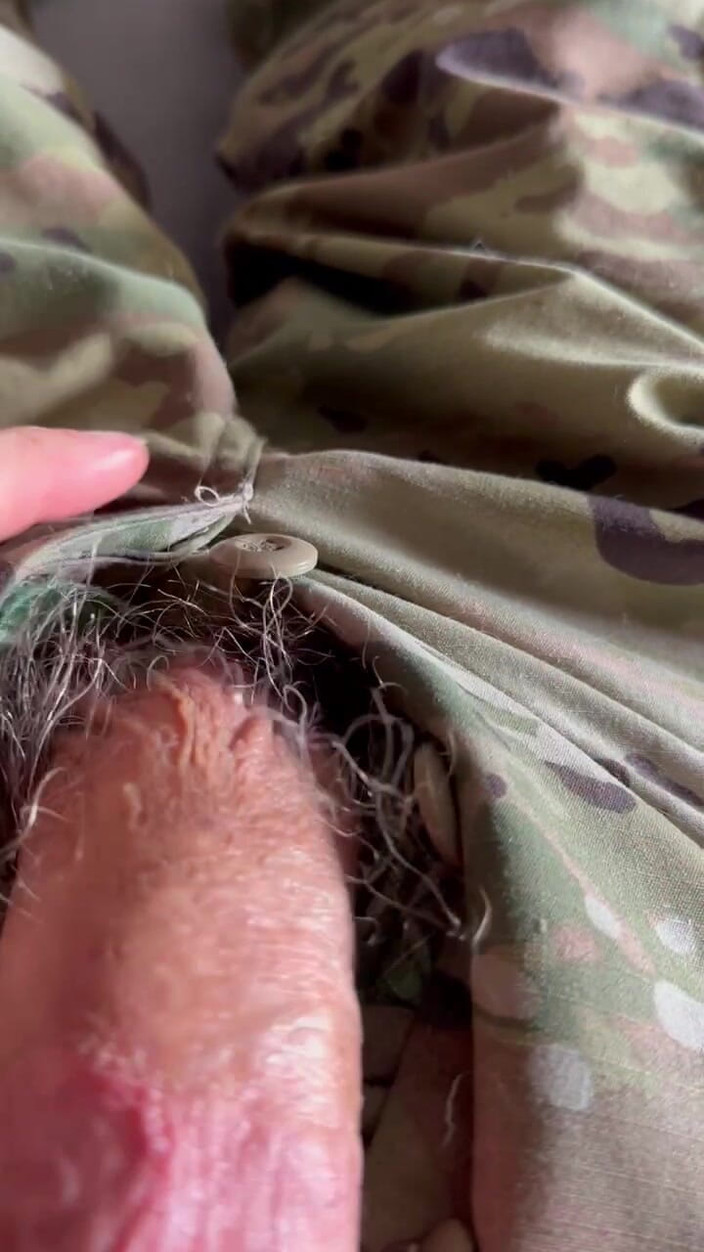 Gay Soldier Stuff: Il soldato dell'esercito americano in uniforme si masturba il suo...