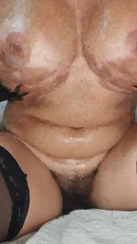 Ho Strofinato a Fondo I Miei Capezzoli Con I Piercing E Massaggiato Le Mie Grandi Tette E La Figa Pelosa Con Molto Olio.