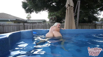 Nina Kayy: Nina Kayy wet pussy play in hot tub!!