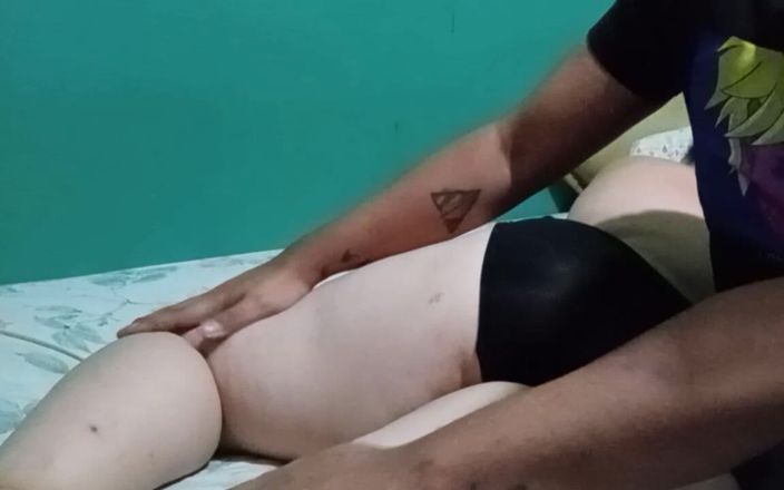 Sofixxx: Masér dává svobodné matce masáž, když vidí její velký zadek,...