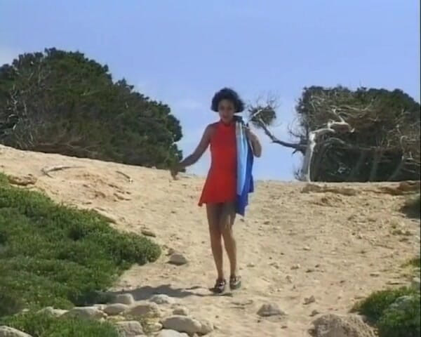 Deutsche Damen: Cette superbe Allemande aux cheveux noirs adore baiser à la plage