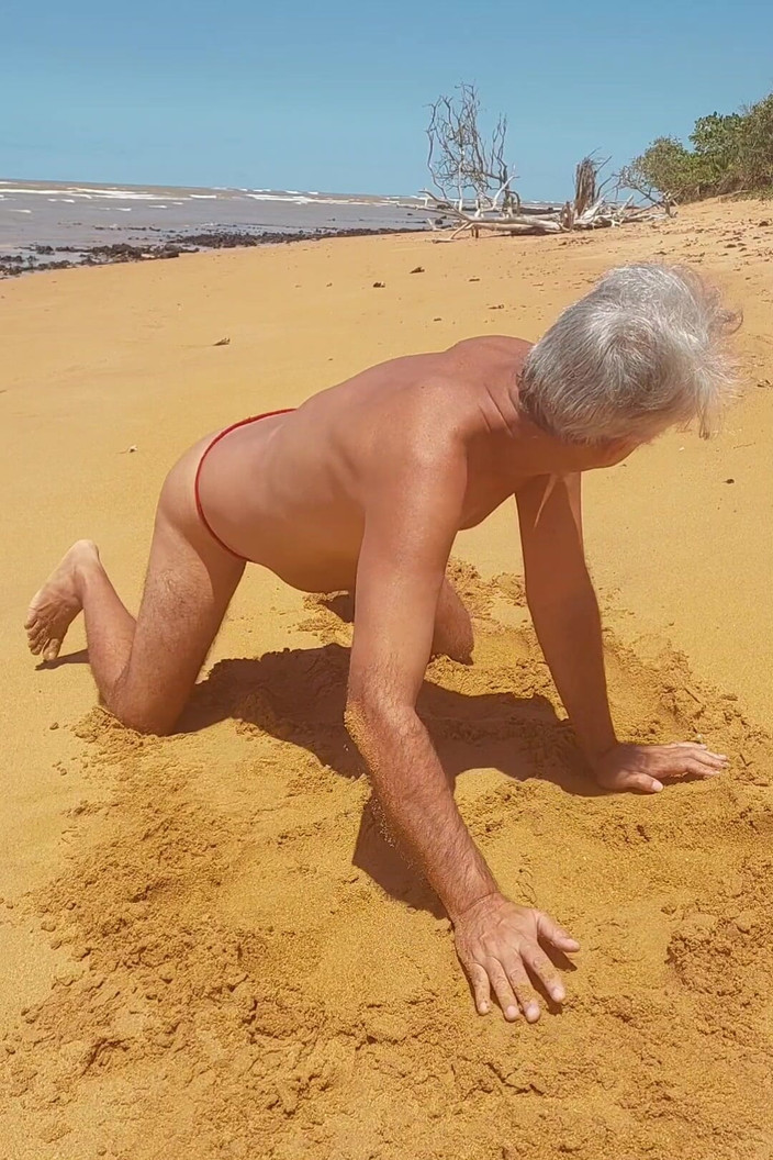 Ladysilvas: Ladysilva shemale op het strand in slipje pronkt met haar...