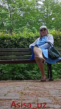 Muslimische Frau bläst im City Park, zieht höschen aus und pinkelt, zeigt ihre muschi.