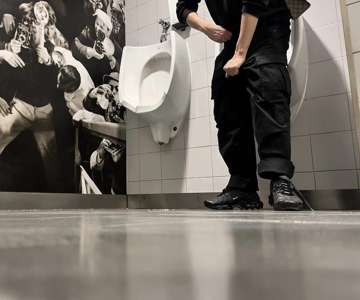 AmateurBoysPissing: Den na veřejných toaletách nákupního centra