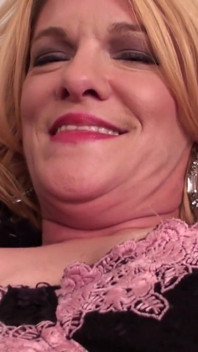 Mamă sexy americană sexy Sybil își umple pizda pe canapea