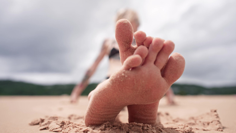 Karneli Bandi: Tillbe mina fötter på allmän strand och få mitt tillstånd...