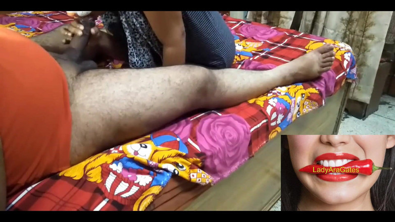 Hotty Jiya Sharmaa: 穆斯林女孩抚摸一个穆斯林男孩的鸡巴，填满她的嘴巴