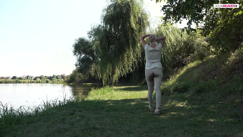 Jasmine RougeXXX: Al caminar me oro en los pantalones al aire libre