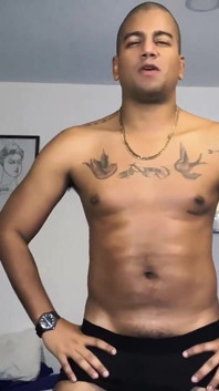 Latino man vernedert flikker in het Italiaans