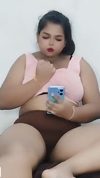 Fată indiană studentă Niharik discută cu iubitul