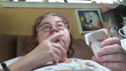 BBW nurse Vicki adventures with friends: Comendo meu copo de pudim para vocês alimentadores