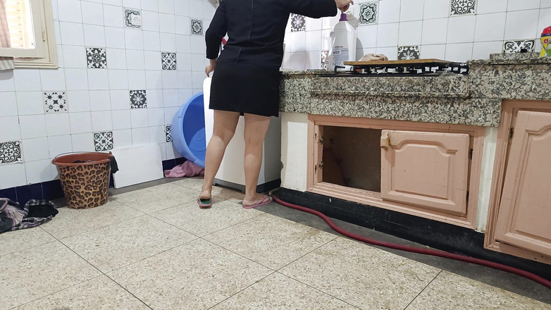 BBW LATINA: Technik přišel zkontrolovat pračku a líbil se mu můj zadek...