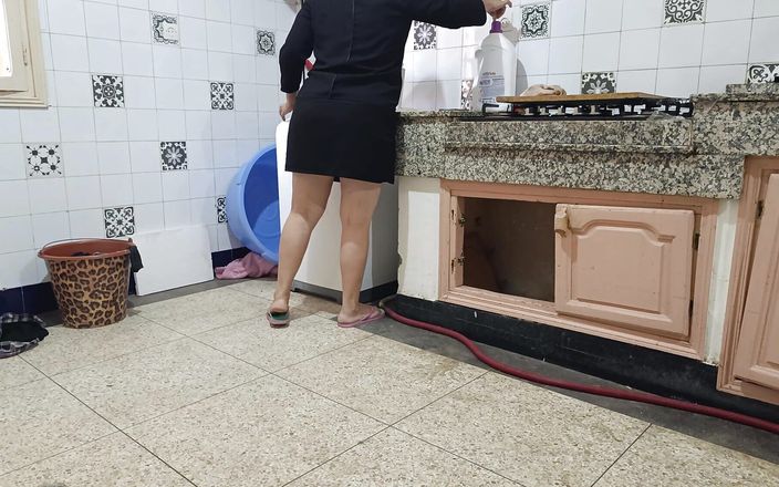 BBW LATINA: Un technicien est venu vérifier la machine à laver, il a...