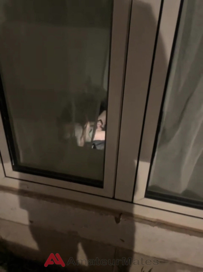 AmateurMates: Jongen Betrapt Op Aftrekken Op Zijn Bed Door Het Raam...