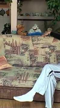 Suri rumah kecil dikongkek gaya doggy oleh zakar besar matang