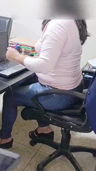 Locul de muncă păcătoși - coleg obraznic îi este dor de pula stirling partenerului ei și el este rapid să-i amintească cum se simte.