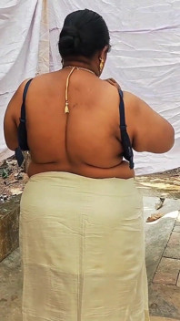 shaastriy roop se taiyaar desi larki keval gahne pahanakar nagn ho rahi hai