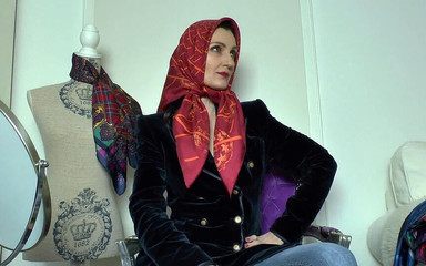 Lady Victoria Valente: Hedvábné šátky s tmavě modrým sametovým rouškem