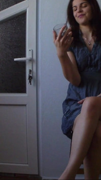 Sexy teen Imbibe šťáva, aby se vyčůrala