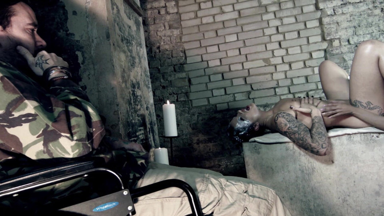 Planete Francaise: Ébano milf e sua melhor amiga francesa se divertindo enquanto...