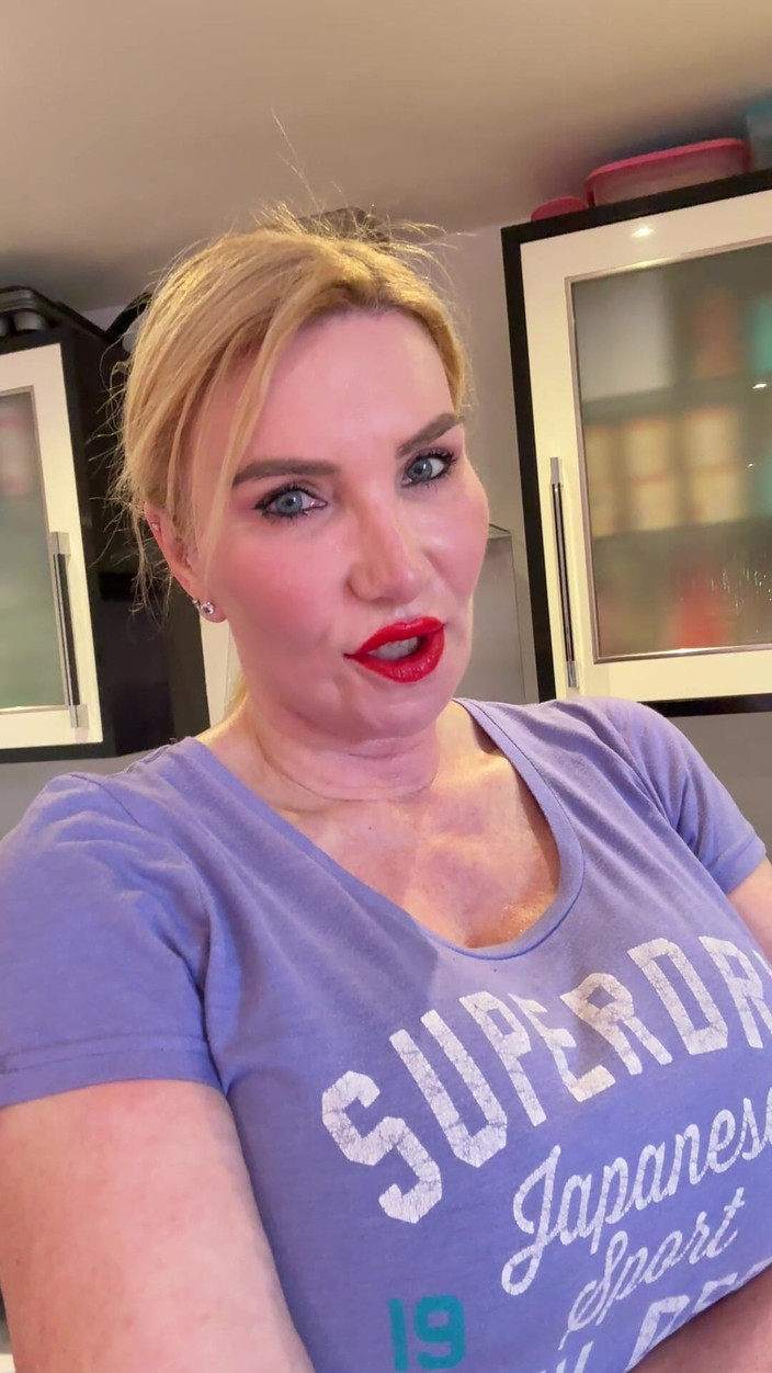 Sophie James: Zpocená chlupatá kundička Zpocená 34jj Kozy Mokré kalhotky