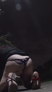 Zralá Sissy Crossdresing Adentures Venku v noci
