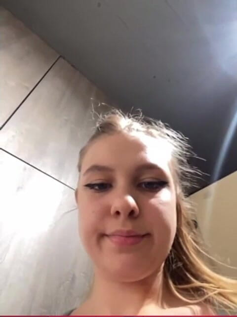 JuiceLussie: Ejaculare extremă. Stând pe cameră și anal cu degetul