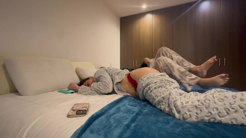 scarlettandc: Komşu hep lezbiyen olmak istiyormuş gibi davranıyor