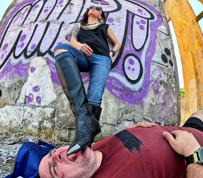 Mistressyammyboots: Supunere dulce: Tort pe cizmele stăpânei