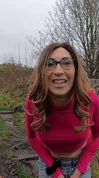 Trans dívka ukazuje své červené zakončené punčochy