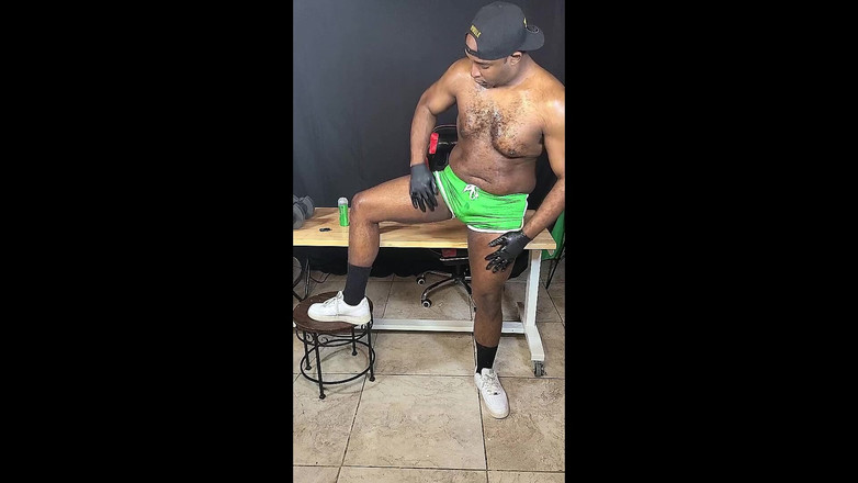 Blkbamaboi73: Oiled Muscled Gay Streamer Jerking Giant Cock After Working Out