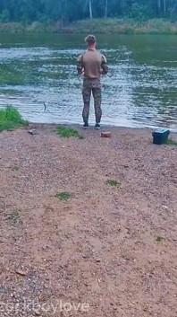 Vojáci si navzájem kouřili ptáky na veřejnosti, dokud se jim neudělali do pusy.