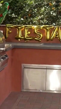 Seu meio-irmão cobriu para ela, então agora ela tem que chupar seu pau como sua namorada faria