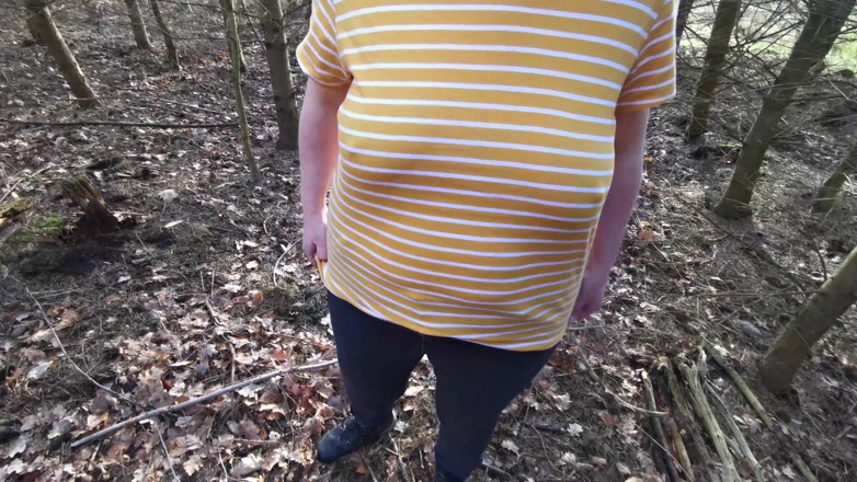 Bouncy Tits Action: Bolesny sutek ciągnący w lesie