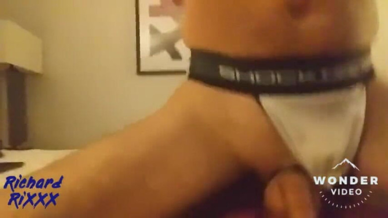 Richard RiXXX: Горячая фурри-выдра в Jockstrap скачет на большом дилдо и поглаживает большой член в любительском видео