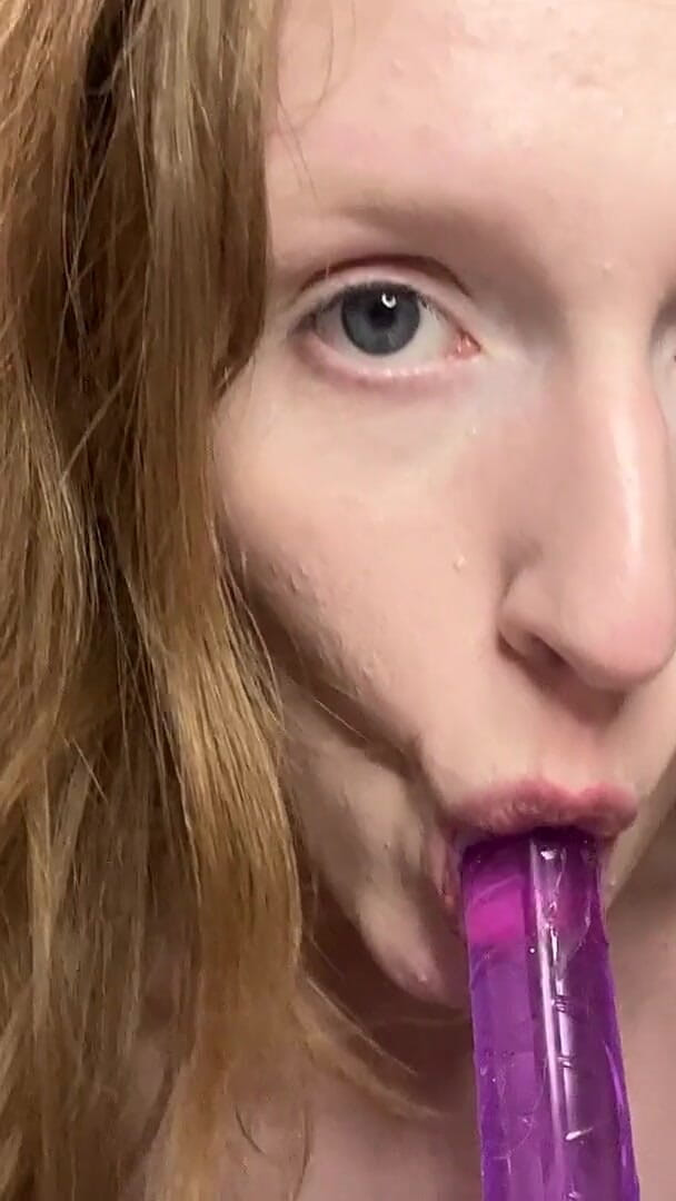 HotRedWildcat: Muie și labă pe un vibrator de aproape