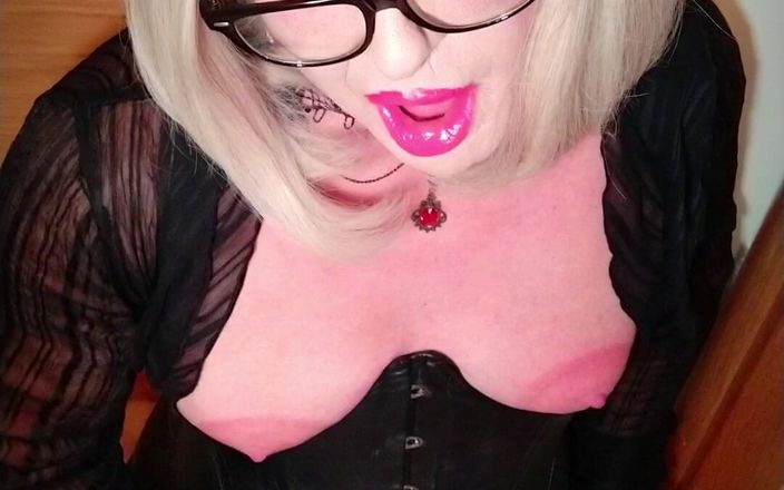 Emma Browne: 사방에 사정하는 큰 젖꼭지 Tgirl