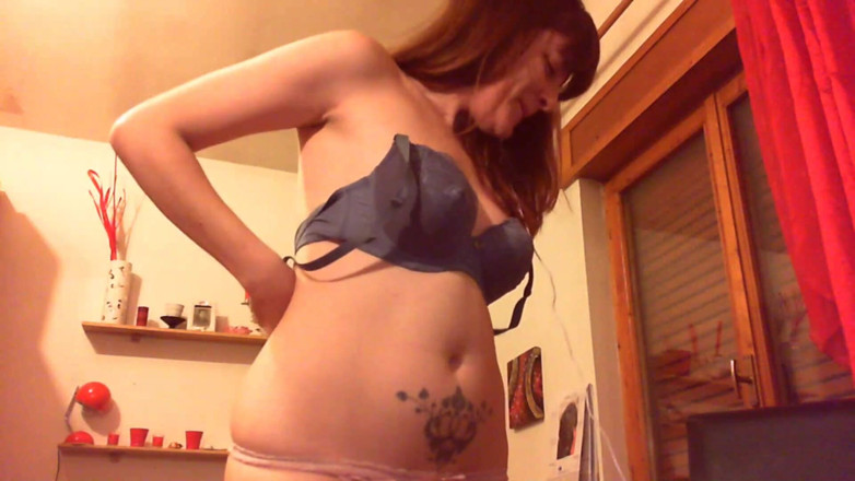 Nicoletta Embassi: Dildo hardcore tutto in bocca