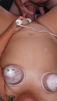 Soția sexy are parte de un vibrator imens, apoi este futută