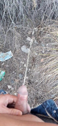 Piscio Rischioso, Ho Dovuto Urinare in Un Campo Dietro Alcuni Appartamenti Perché Il Mio Cazzo Aveva Bisogno Di Fare Pipì.