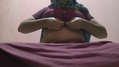 Nazmabd: Desi vhabi menunjukkan payudara besar