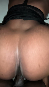 Moje sexy macecha má pěkný velký šťavnatý zadek. Miluji zvuk její kundičky, zatímco ji šukám.