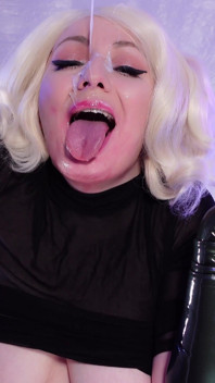 Einen dildo in latexhandschuhen lutschen, sperma im gesicht! Arya Grander