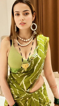 Tôi đụ mẹ kế nóng bỏng của bạn tôi sau khi cô ấy quyến rũ tôi. bằng tiếng Hin-di