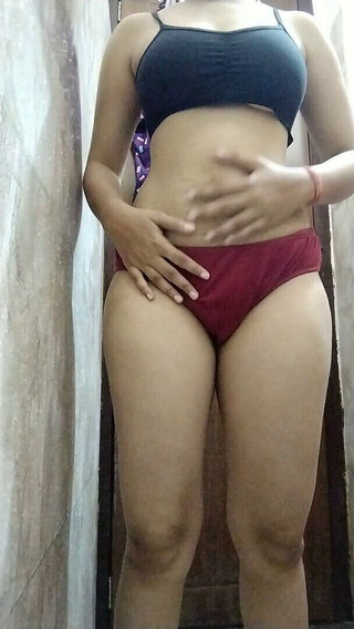 Riyathakur: 妻はお尻のインドのデジの妻を見た後、お尻で中細をマッサージしました