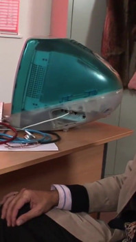 Une brune sexy baise la bite du client au bureau